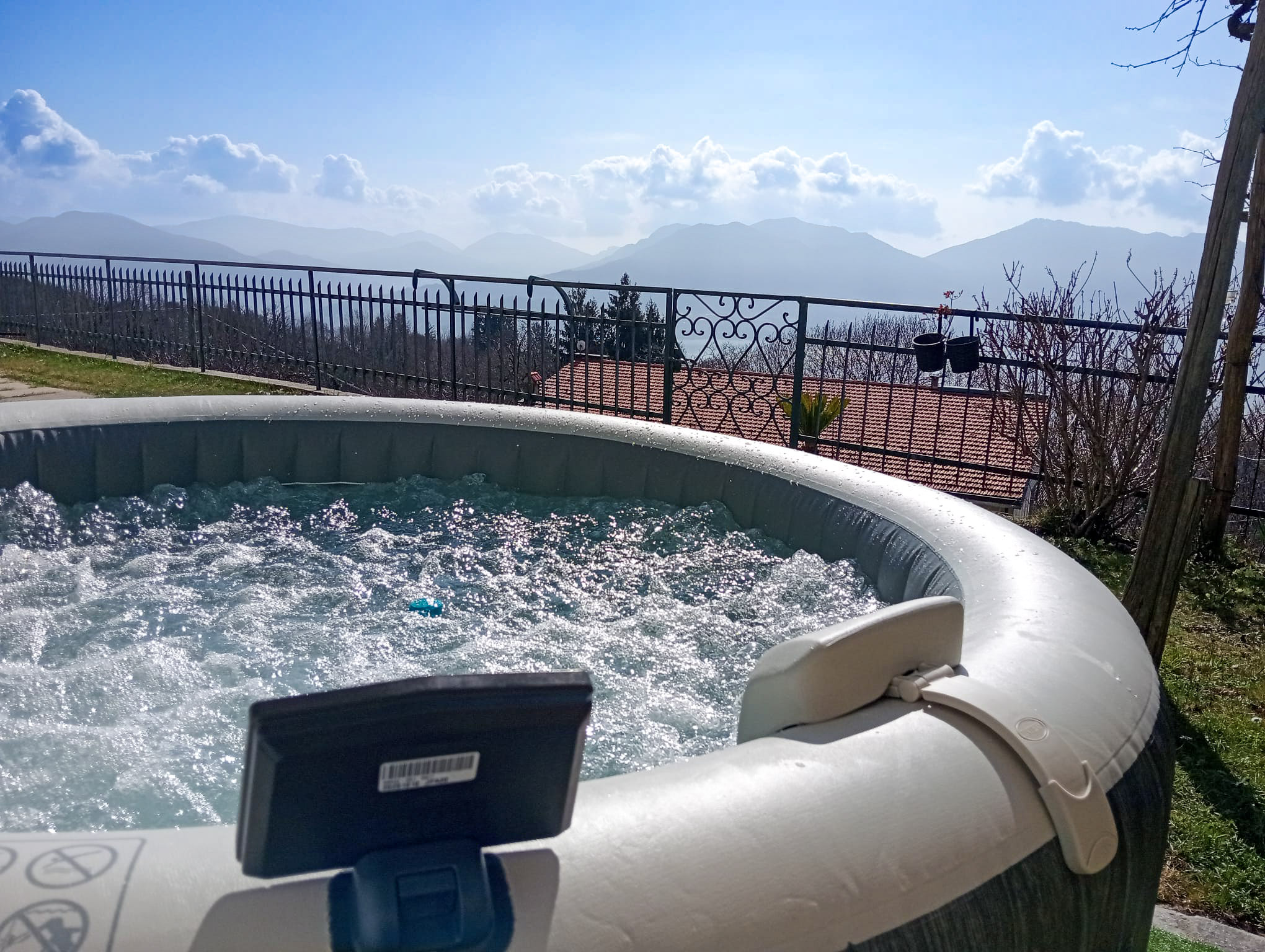 Ca. 15 m² überdachte Terrasse mit wunderschöner Seesicht und Whirlpool