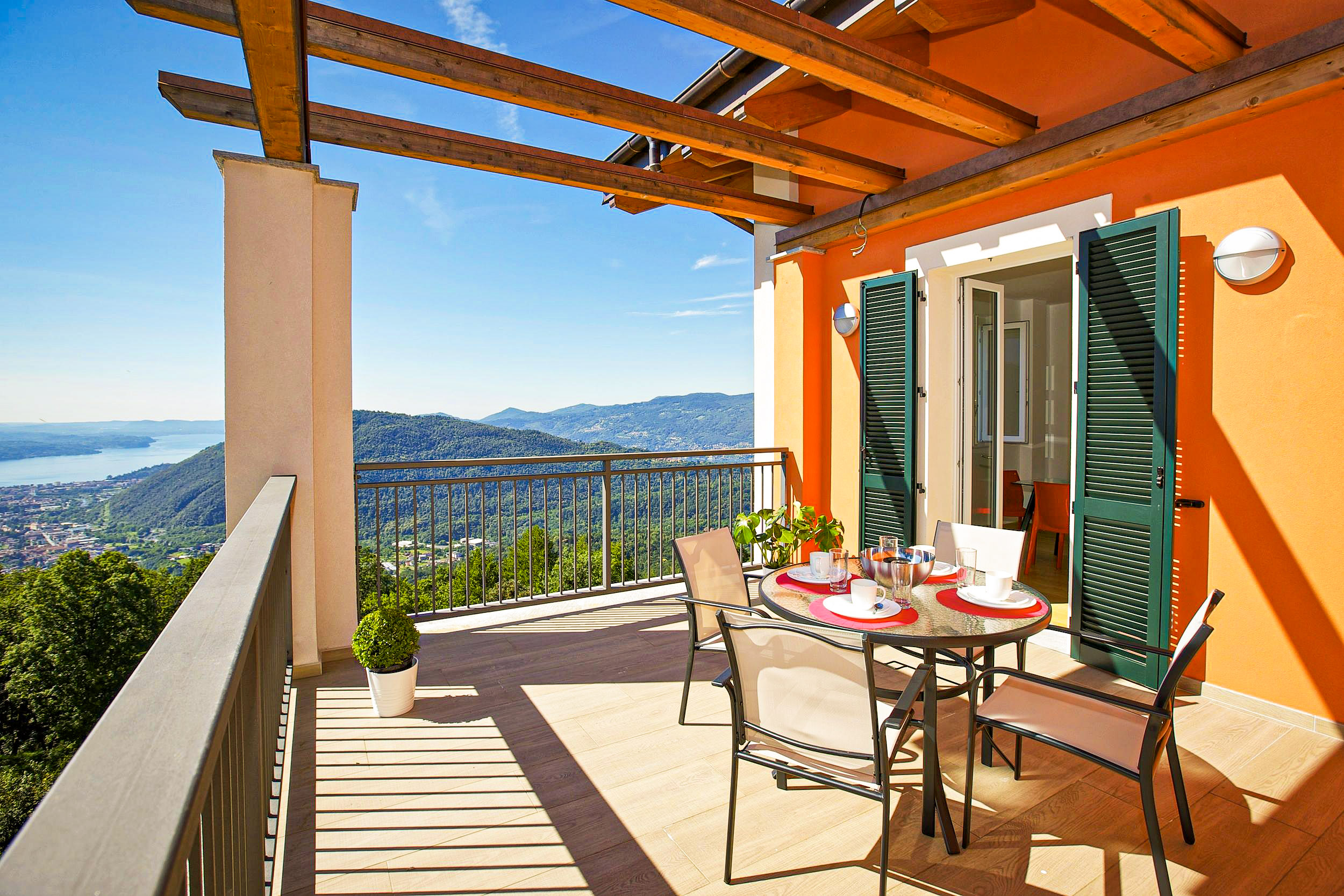 Ca. 20 m² großer Sonnenbalkon mit wunderschöner Sicht auf den See