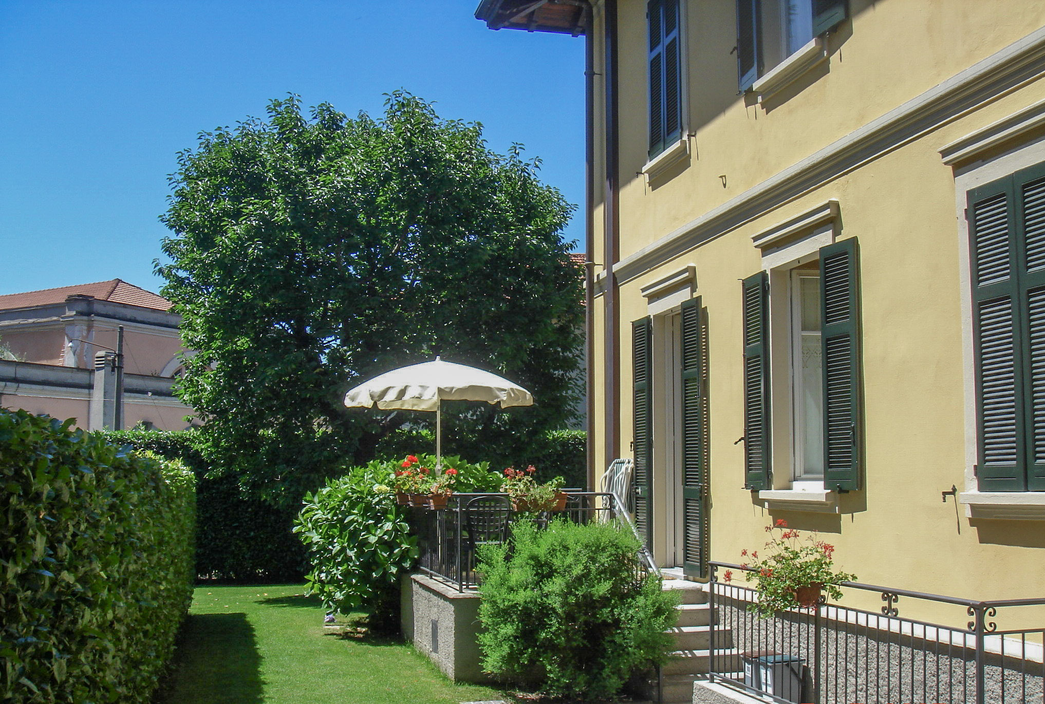 Ca. 8 m² große Terrasse mit einem großen Sonnenschirm