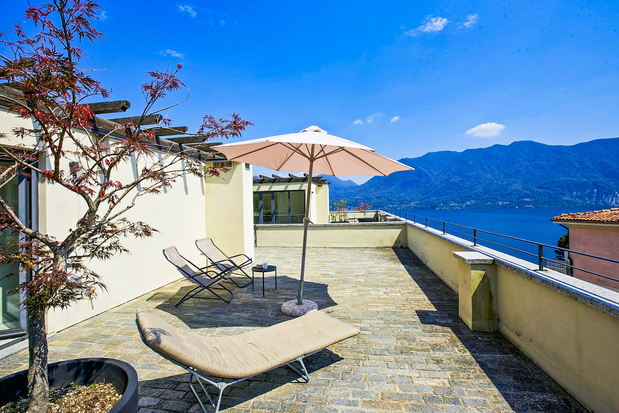Ca. 64 m² große private Dachterrasse mit gigantischer Sicht auf den See