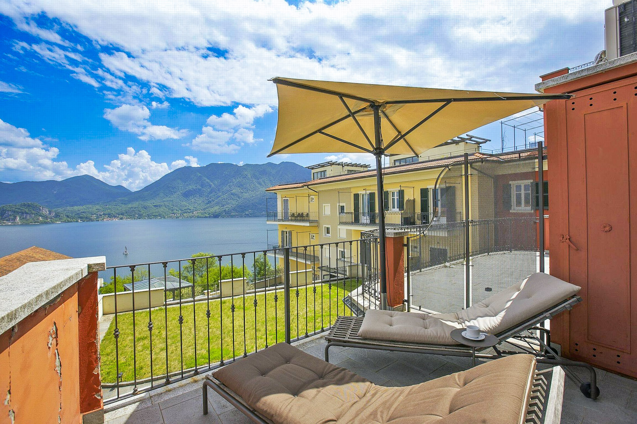 Sonnenbalkon mit fantastischer Sicht auf den See