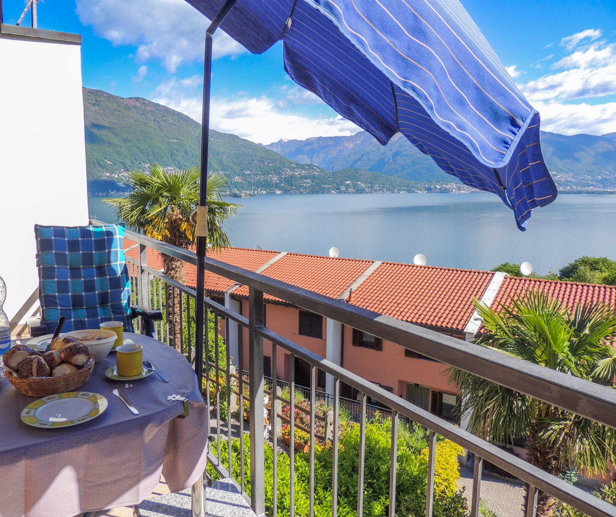 Ca. 15 m² großer teilüberdachter Balkon mit atemberaubender Sicht auf den See-, die Inseln von Brissago und die Alpen