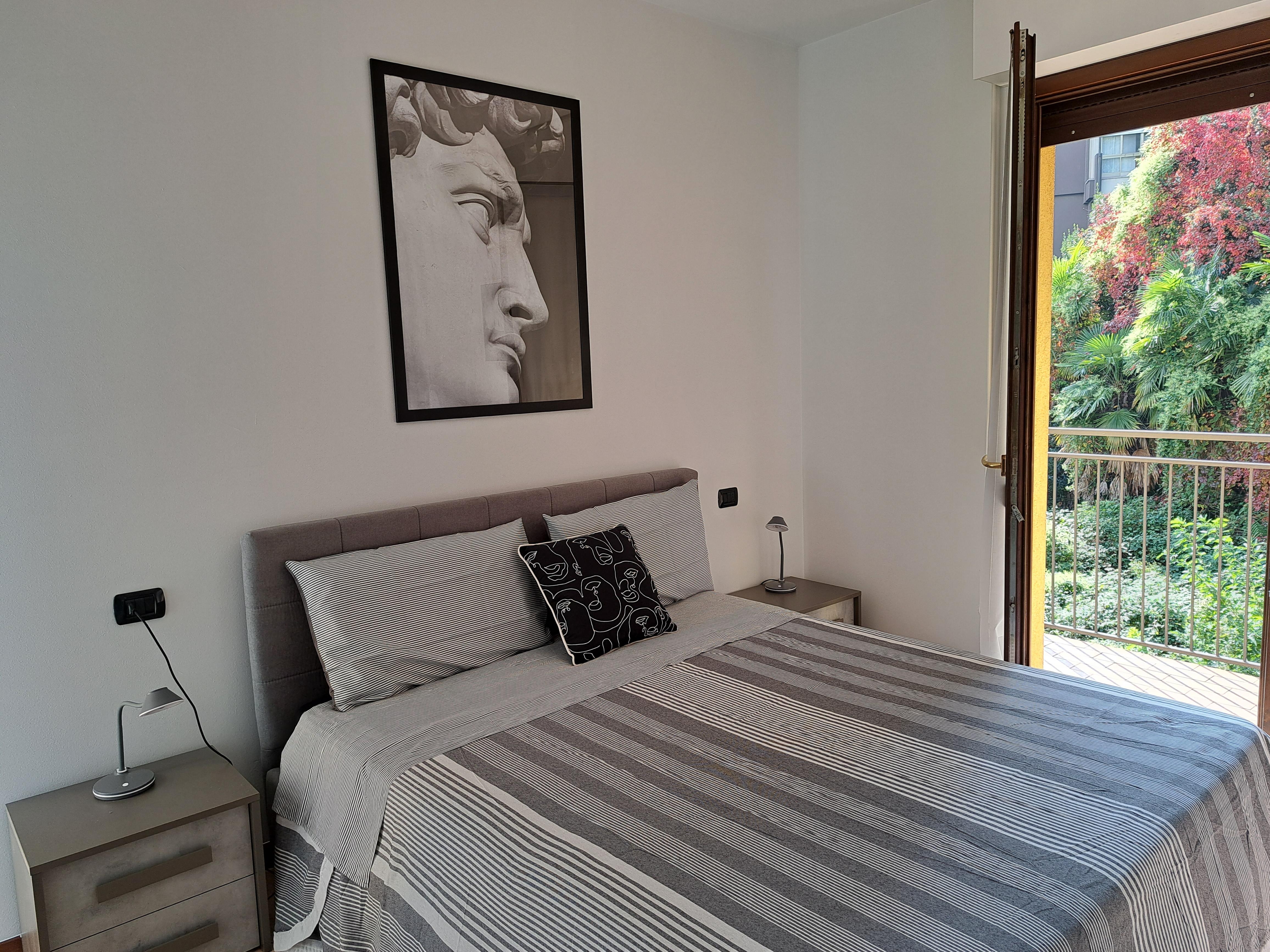 Schlafzimmer mit Doppelbett und Ausgang auf die beiden Balkone