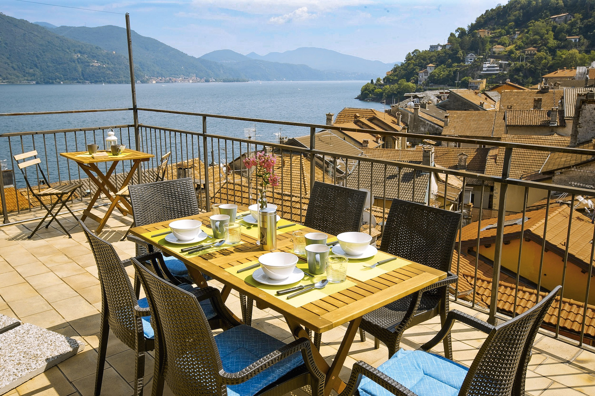 Ca. 30 m² große, sonnige Dachterrasse mit 360° Aussicht auf den See