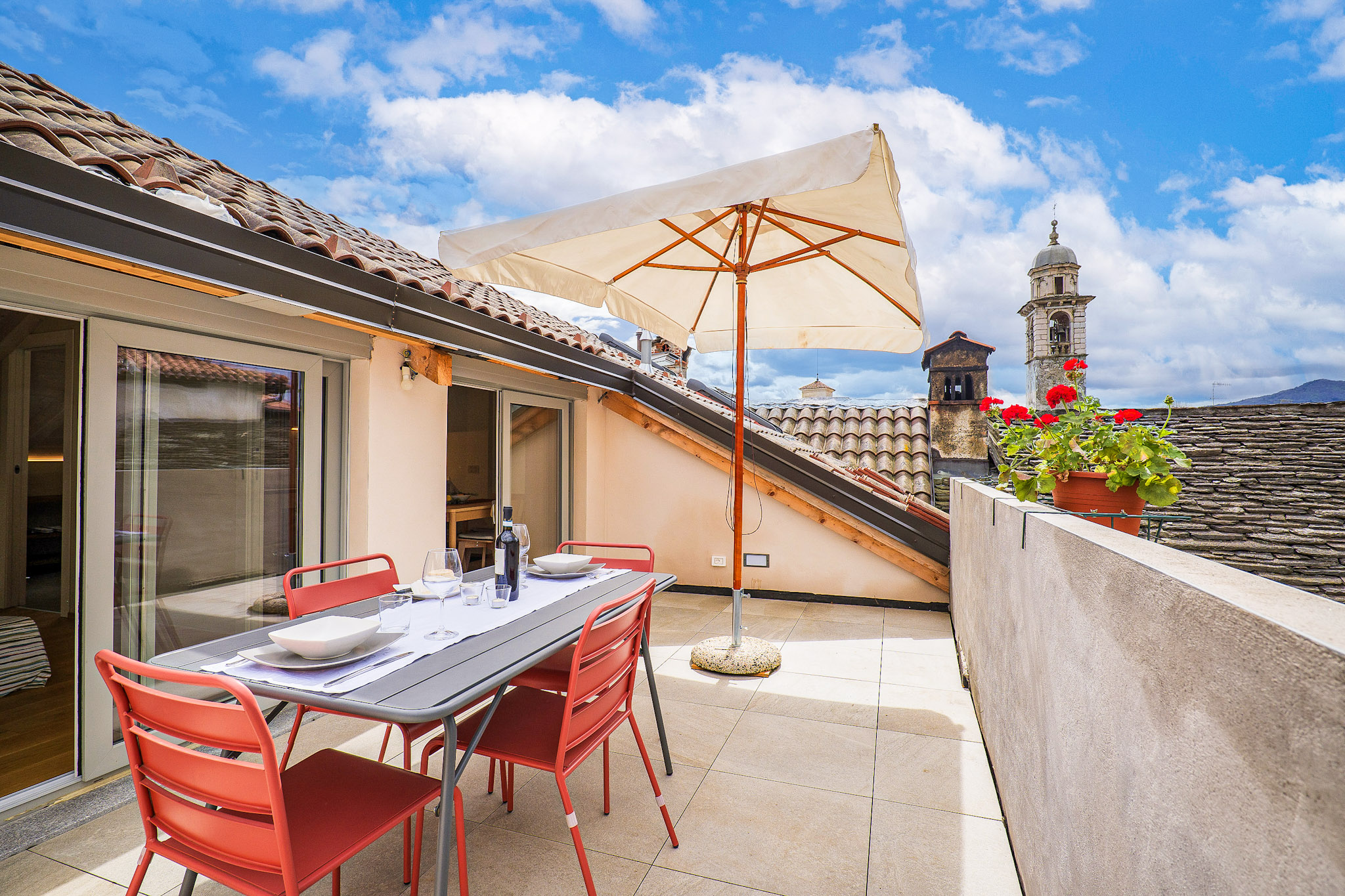 Ca. 20 m² große möblierte Dachterrasse