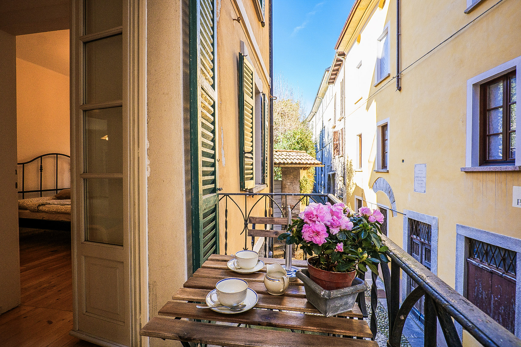 Ca. 3 m² großer länglicher Balkon