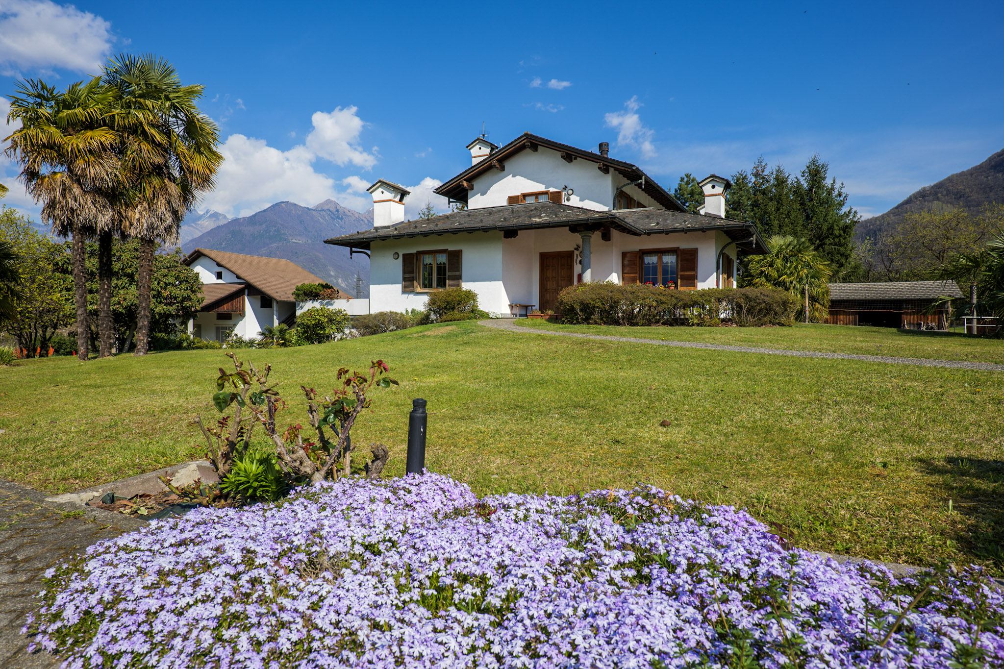 Teilansicht des Hauses mit ca. 1.000 m² großem Garten