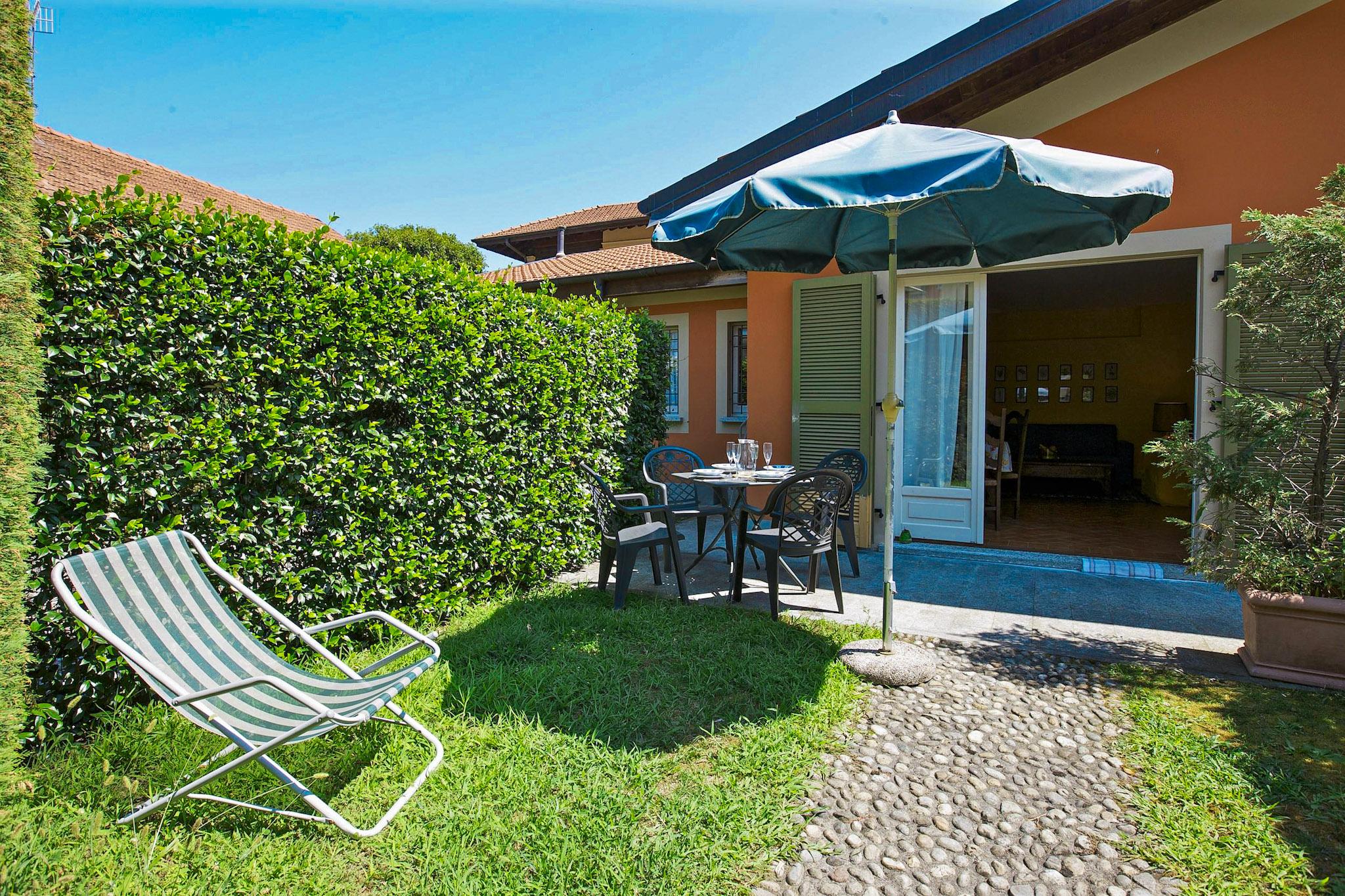 Teilansicht des Hauses mit Terrasse und Garten