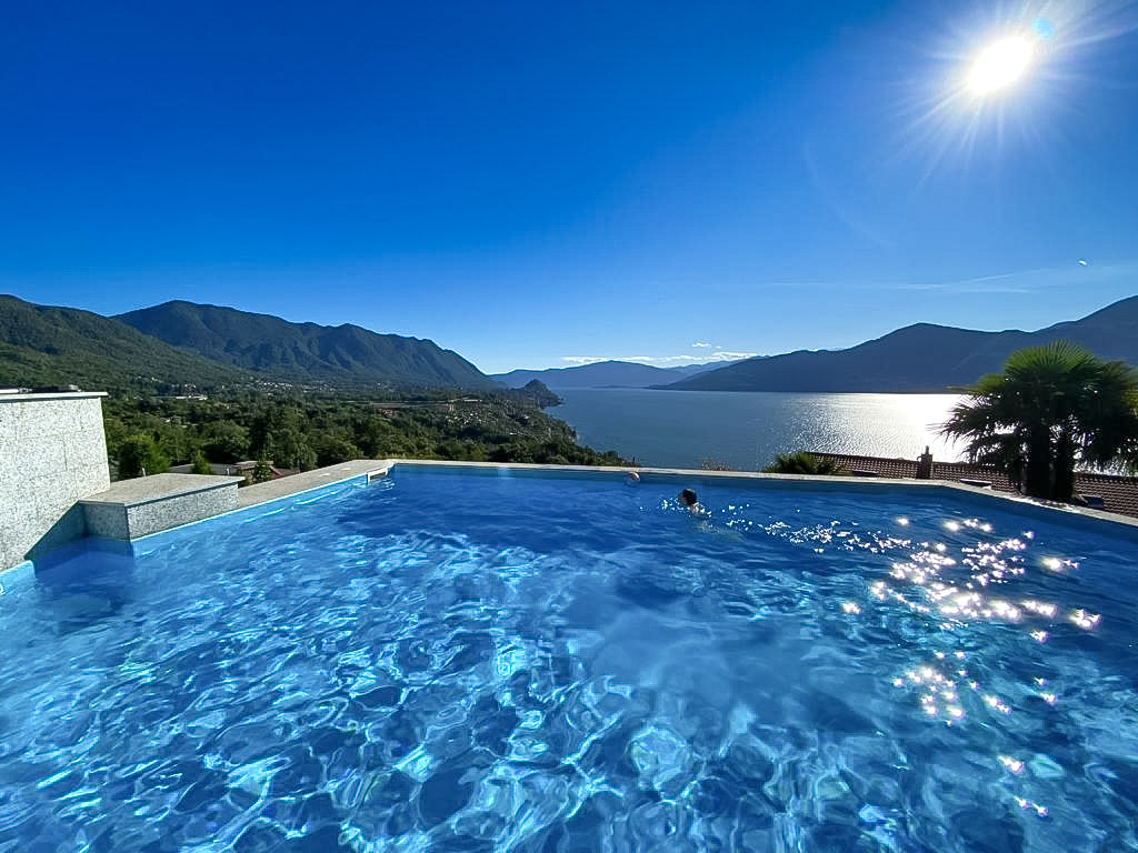 Ca. 2.000 m² großes abgeschlossenes Hanggrundstück mit Pool, Außendusche und Liegefläche...
