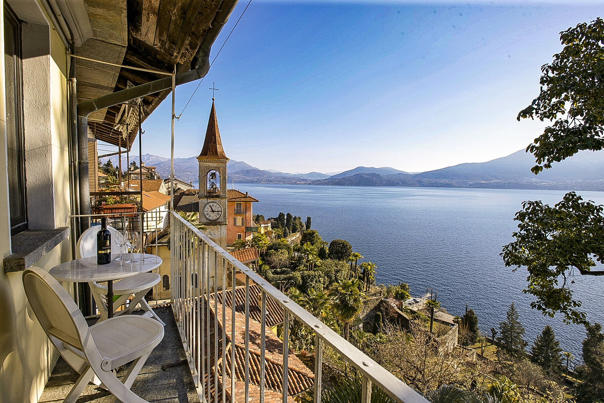Sonnenbalkon mit traumhafter See- und Bergsicht