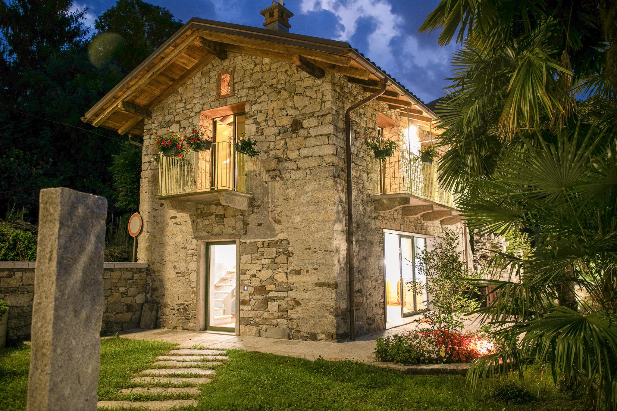 Teilansicht des Rusticos bei Nacht
