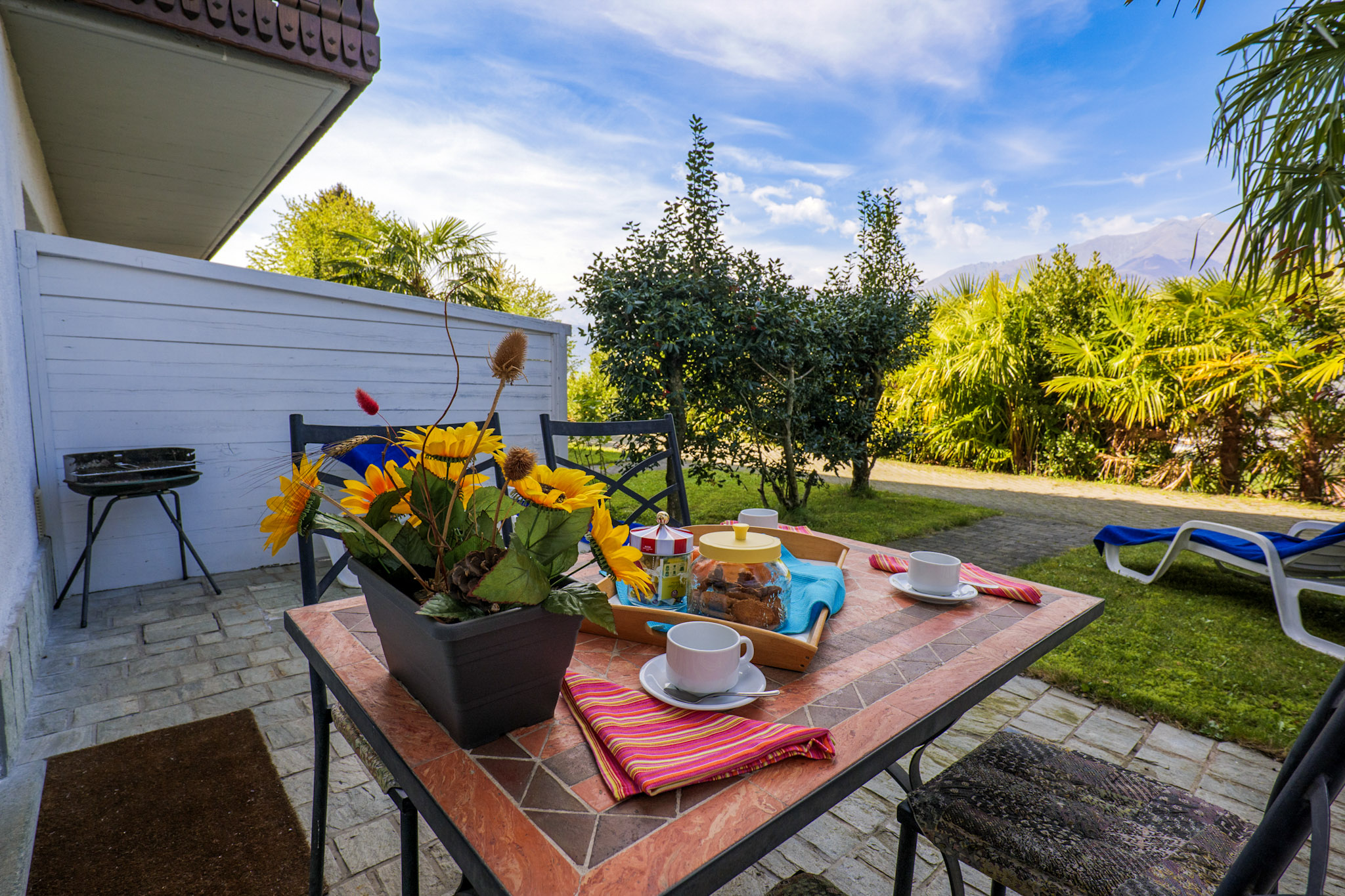 Ca. 10 m² große teilüberdachte Terrasse mit etwas Seesicht