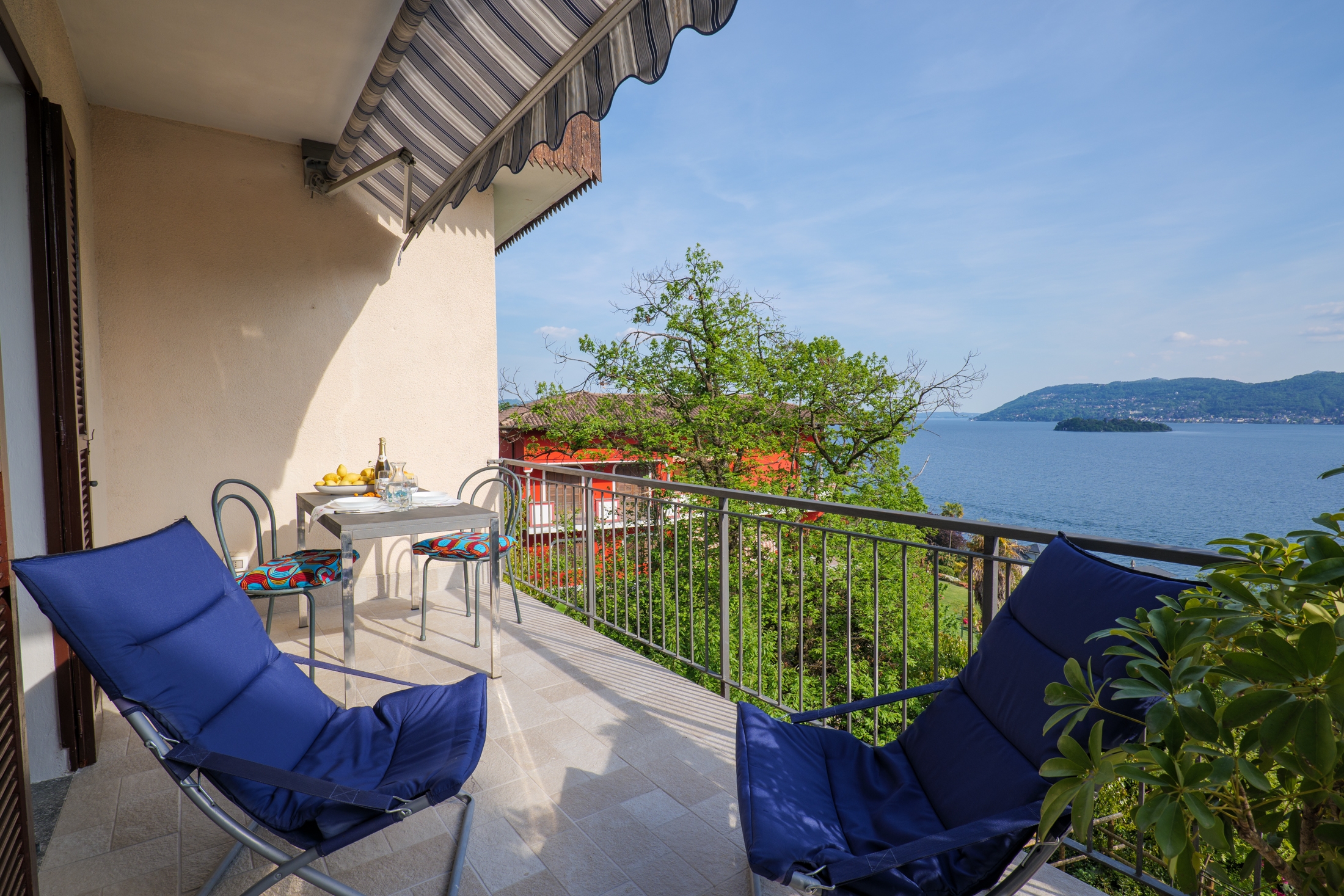 Ca. 10 m² großer privater teilüberdachter Sonnenbalkon mit Markise und fantastischer Sicht auf den See und die Borromäischen Inseln