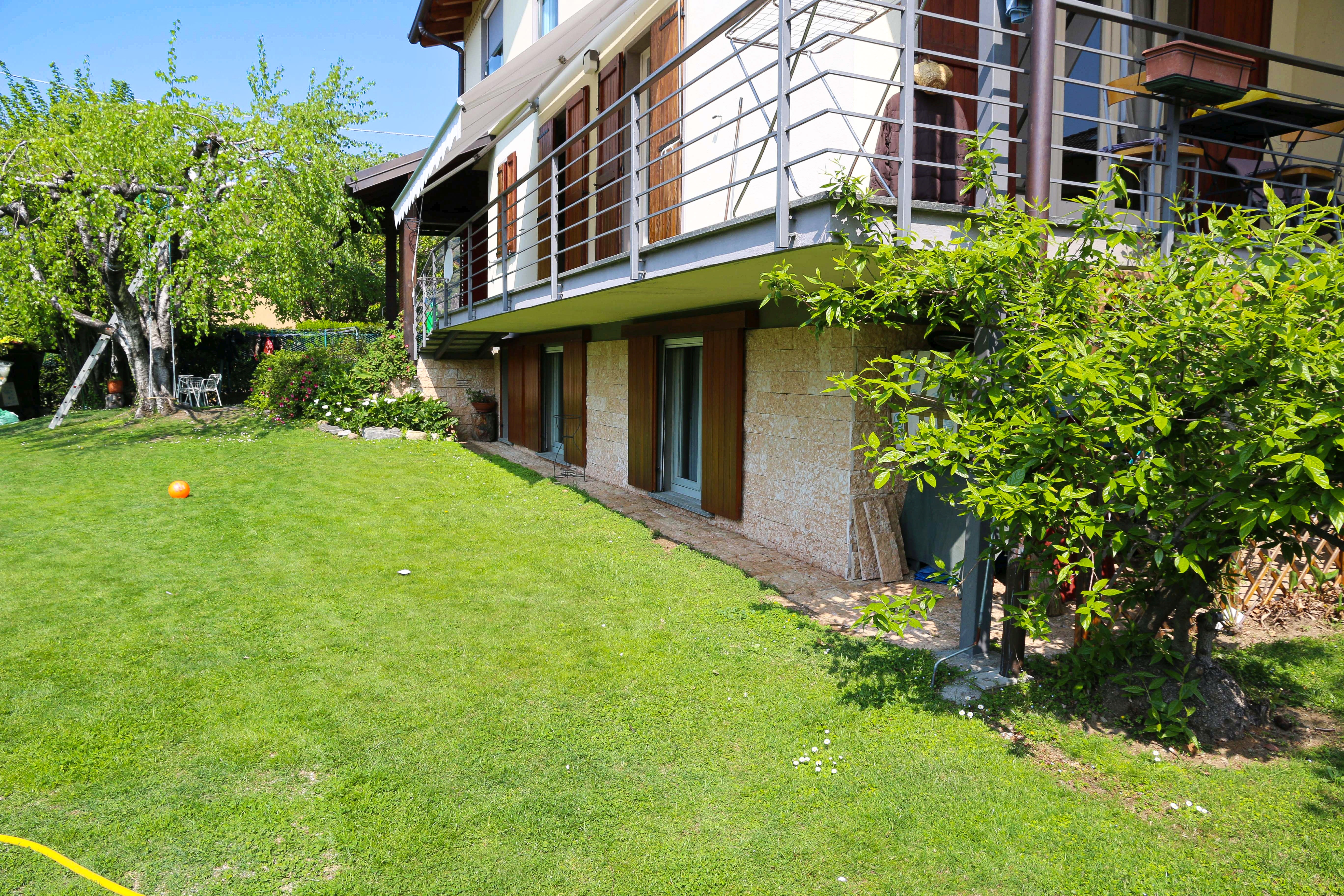 Ca. 100 m² großer, privater Sonnengarten mit Kinderschaukel