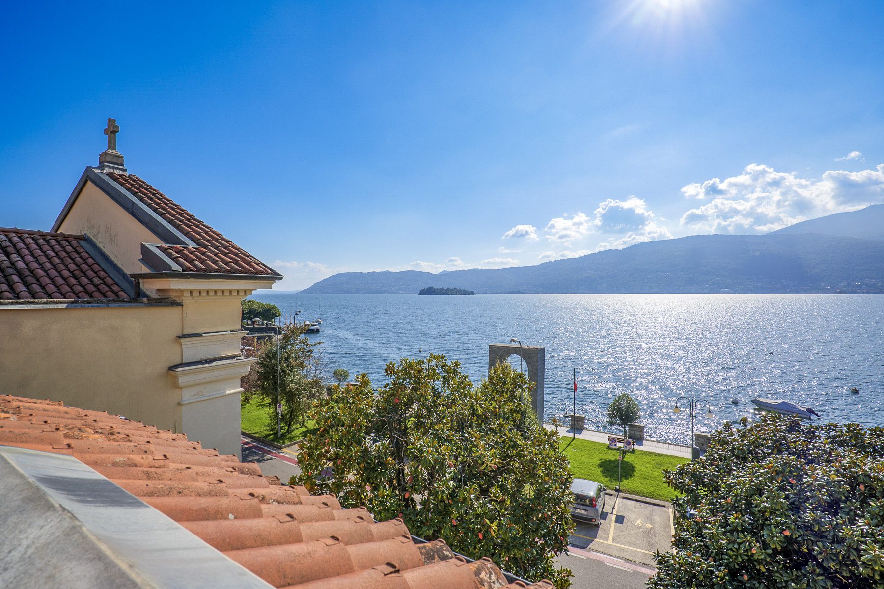 Ca. 5 m² großer Sonnenbalkon mit atemberaubender Sicht auf den See und die Berge