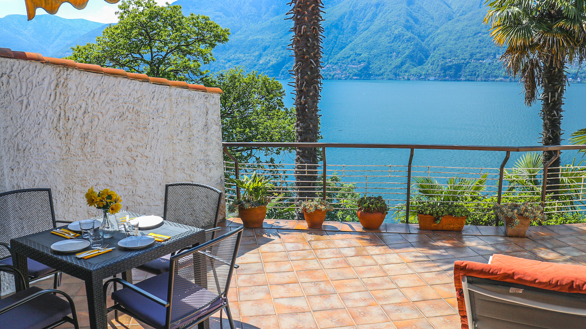 Ca. 20 m² große Sonnenterrasse mit Markise und atemberaubender Sicht auf den See und die gegenüberliegenden Berge