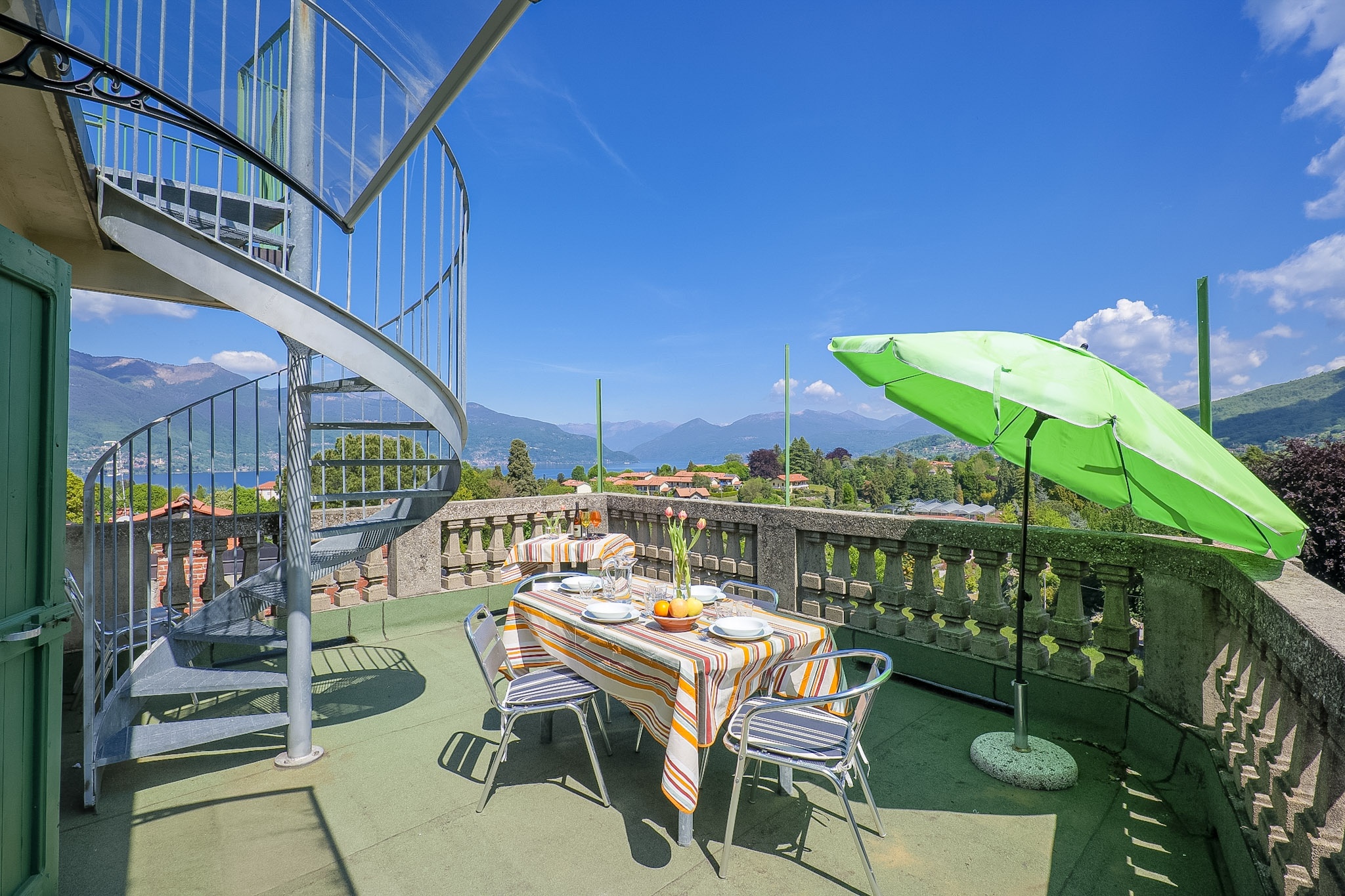 Ca. 25 m² große Dachterrasse mit Barbecue