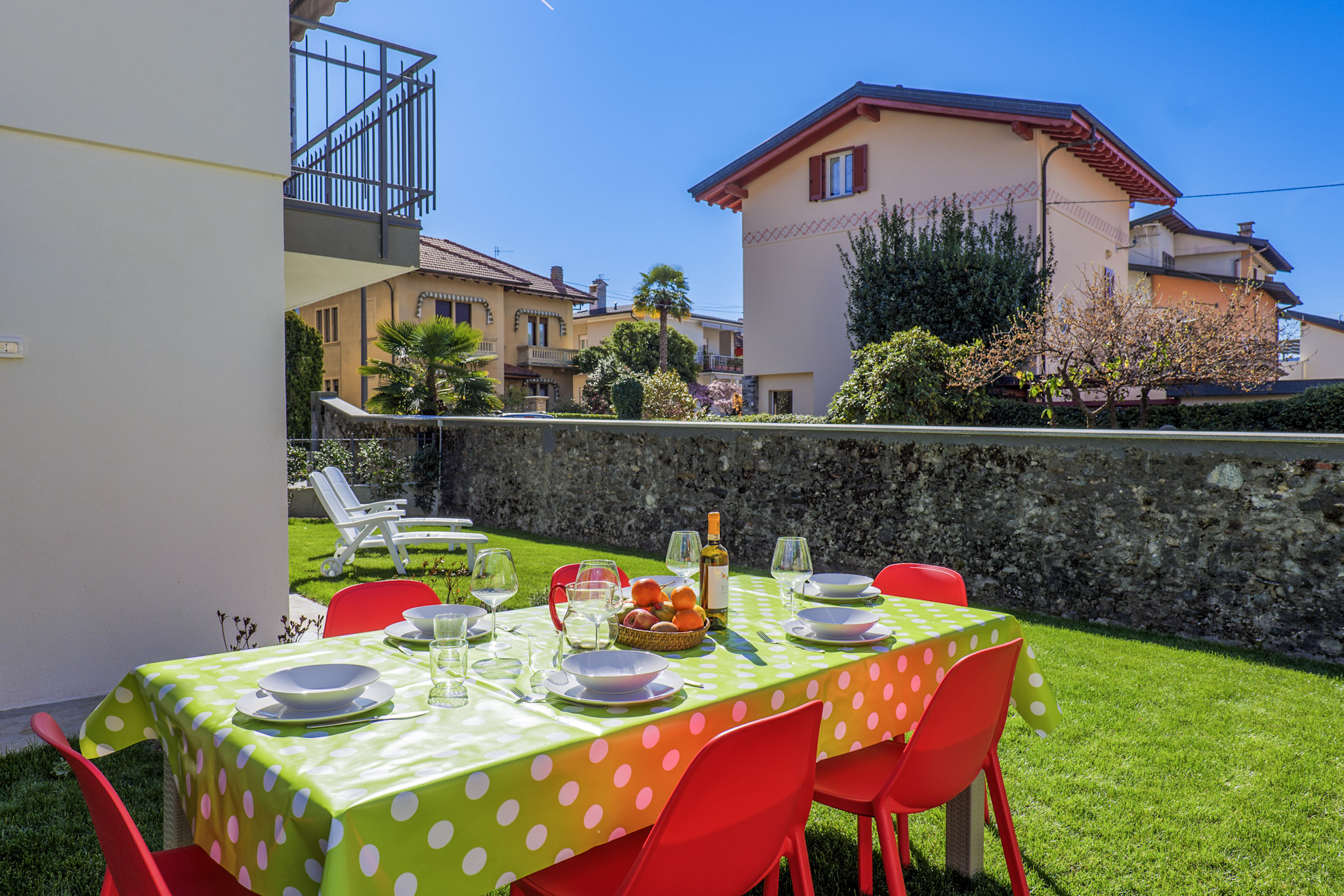 Ca. 250 m² großer abgeschlossener Privatgarten mit Tisch und Bänken