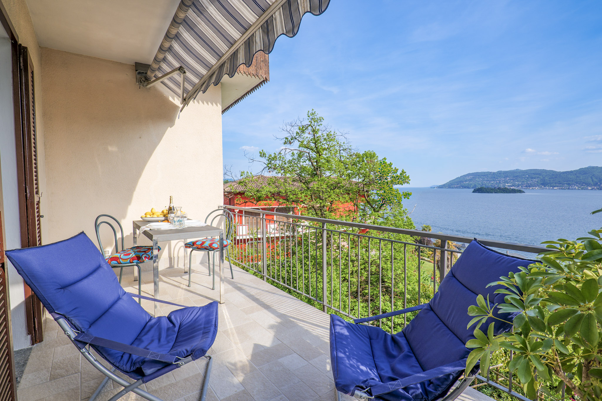 Ca. 10 m² großer privater teilüberdachter Sonnenbalkon mit Markise und fantastischer Sicht auf den See und die Borromäischen Inseln