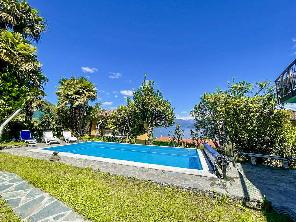 Haus mit 4 m x 8 m großem Pool (mit alter Abdeckung)