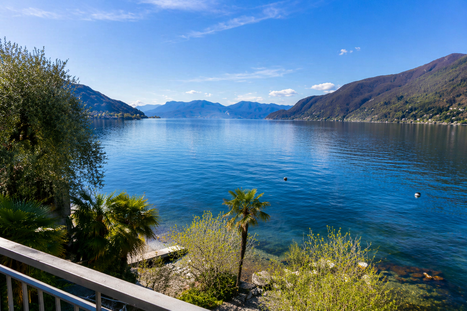 Gigantische Sicht auf den See und die gegenüber liegenden Berge