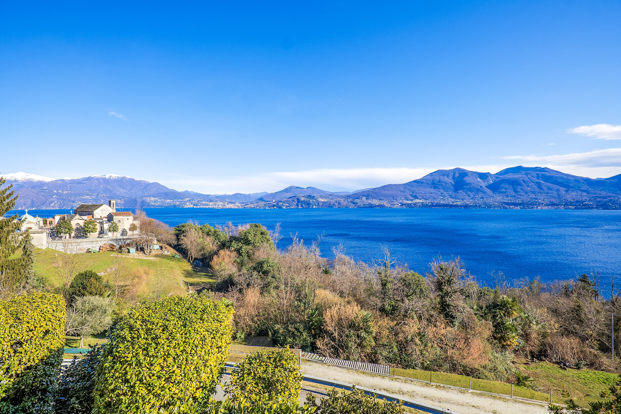 Herrliche Sicht auf den See und die Berge