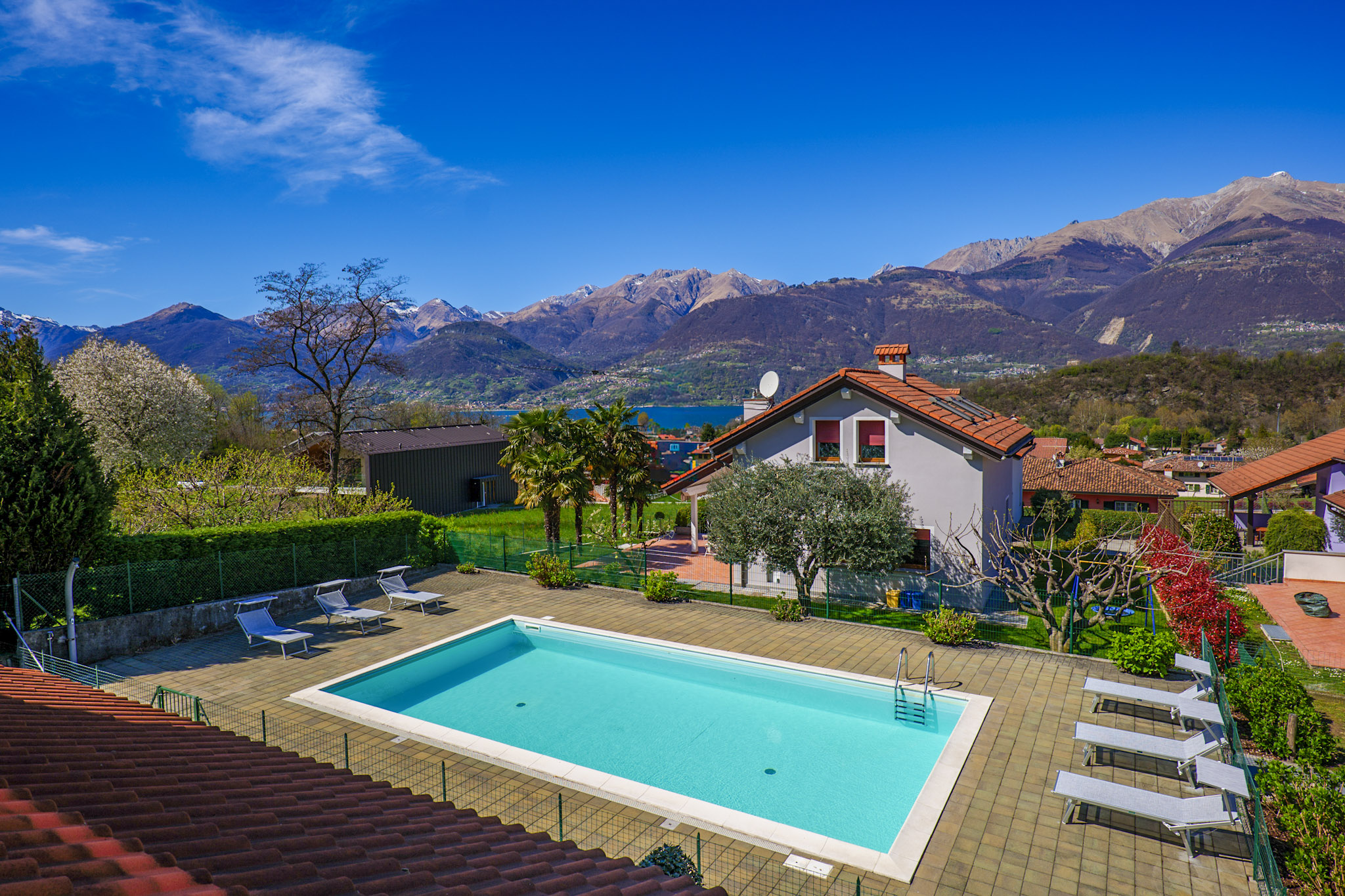 Teilansicht der beiden Häuser mit Pool