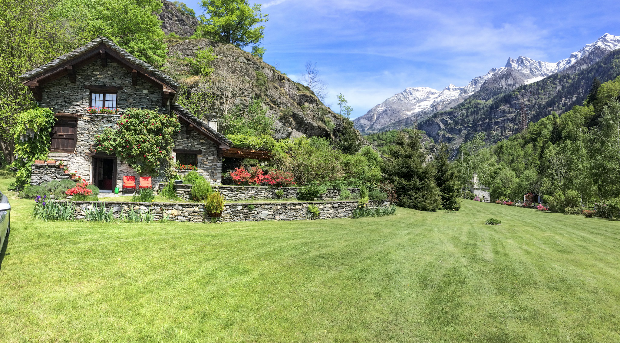 Teilansicht des Hauses mit ca. 6.000 m² großem Gartengrundstück