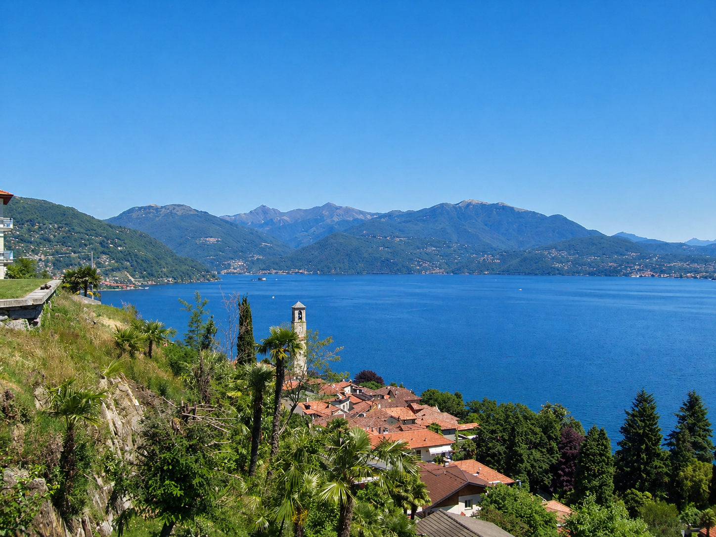 Gigantische Sicht auf den See und die Berge