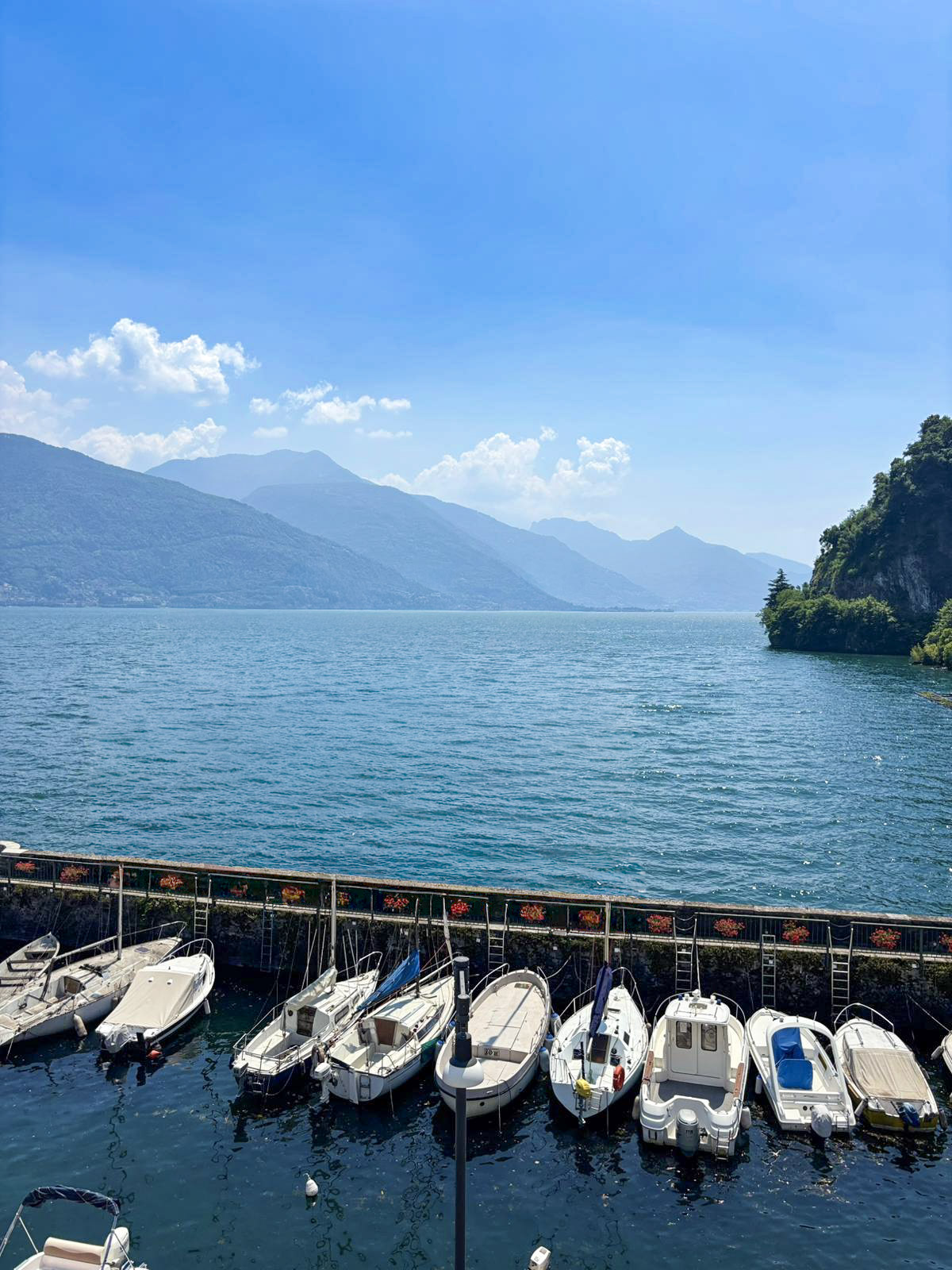 Fantastische Sicht auf den See und die Berge sowie auf das gegenüberliegende Ufer