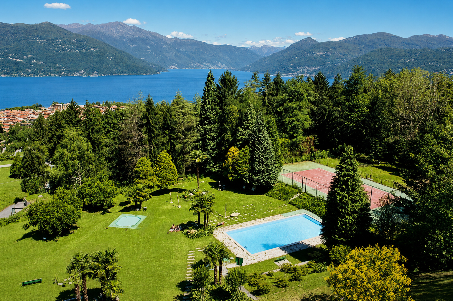 Liegewiese mit Pool (ca. 16 m x 8 m)