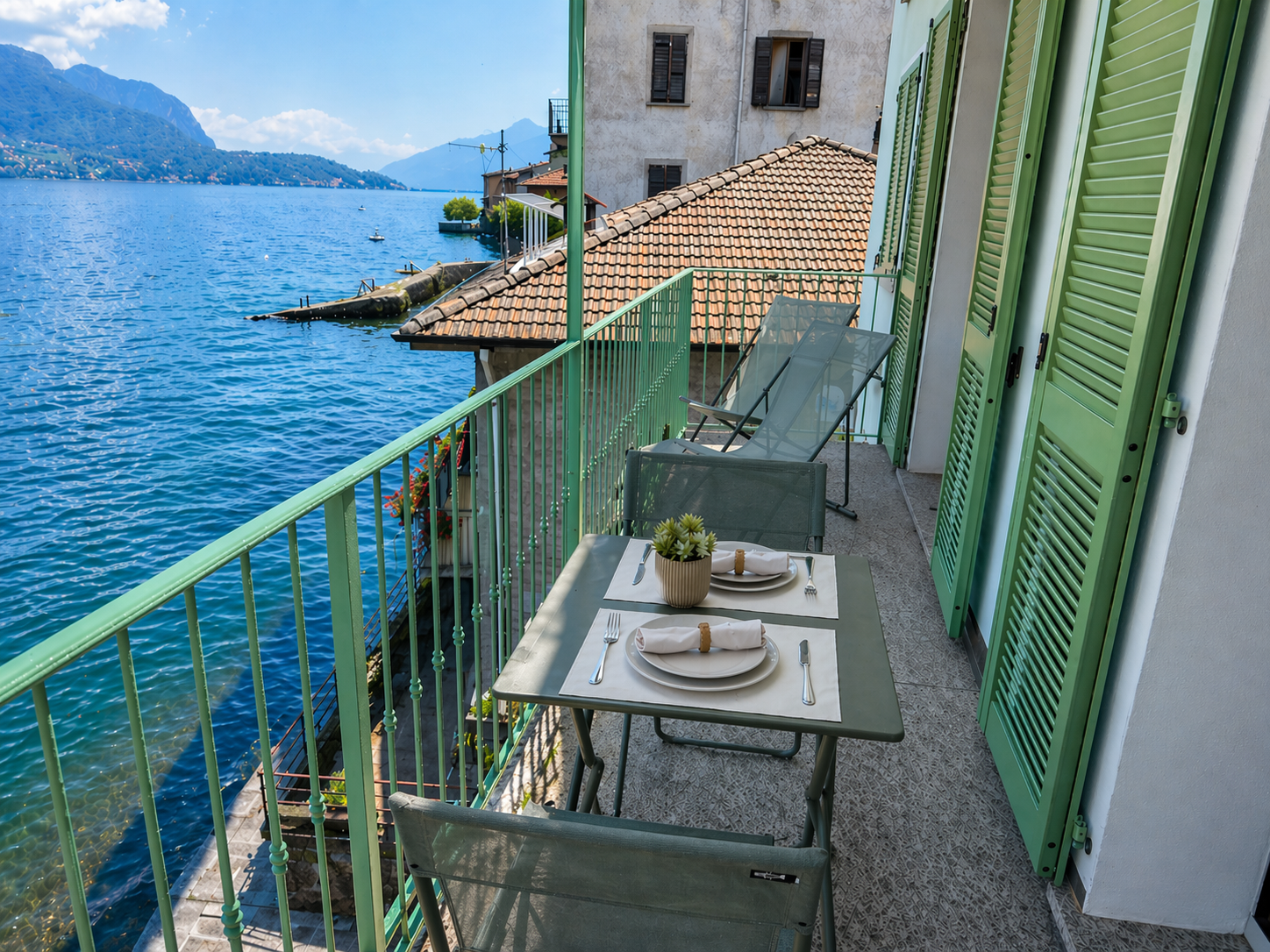 Ca. 12 m² großer teilüberdachter Balkon mit fantastischer Sicht auf den See, das gegenüberliegende Ufer und die Isola Comacina