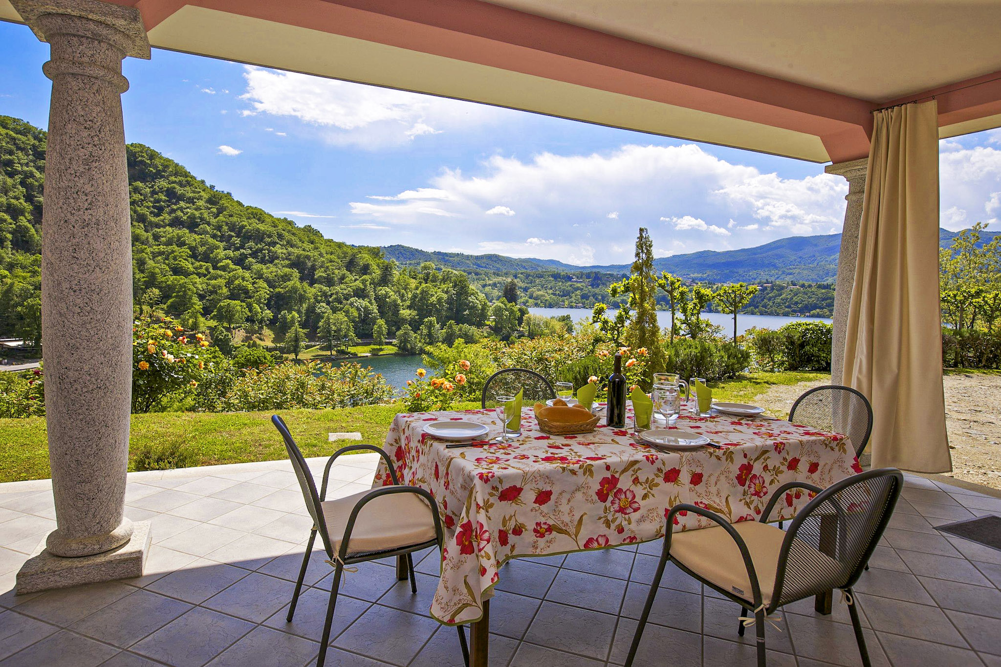 Ca. 30 m² große überdachte Terrasse mit fantastischer Seesicht