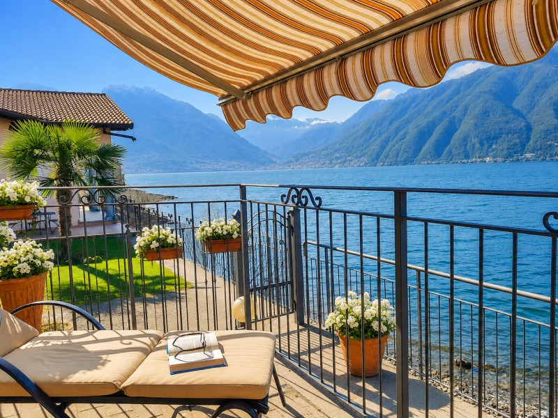 Ca. 13 m² große teilüberdachte Terrasse mit Grill und ...