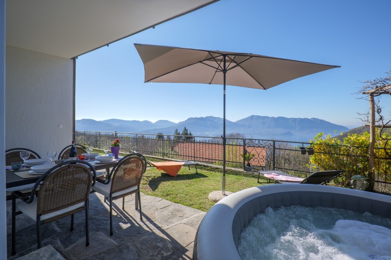 Ca. 15 m² überdachte Terrasse mit wunderschöner Seesicht und Whirlpool
