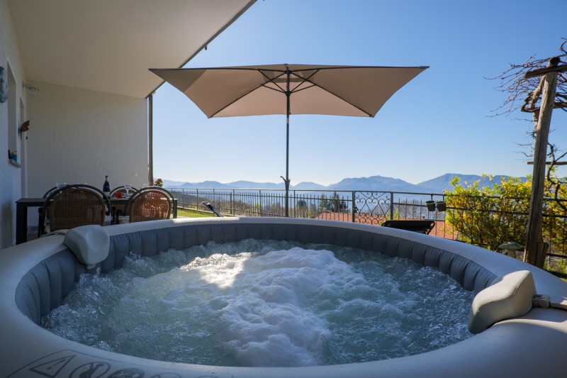 Ca. 15 m² überdachte Terrasse mit wunderschöner Seesicht und Whirlpool