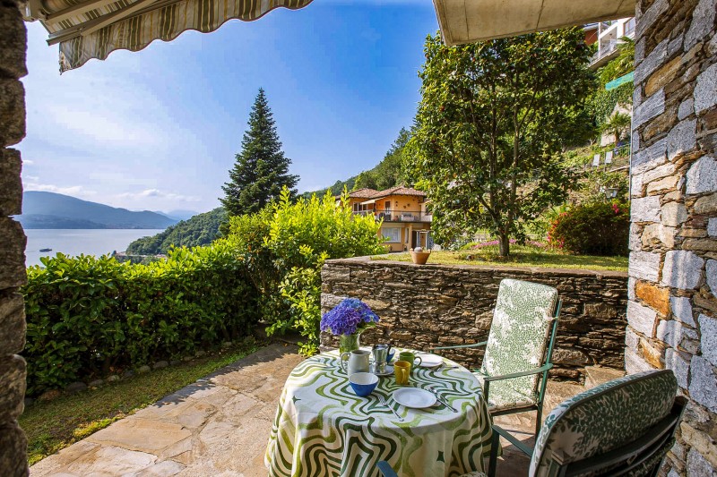 Ca. 4 m² große private Sonnenterrasse mit Markise und wunderschöner Seesicht