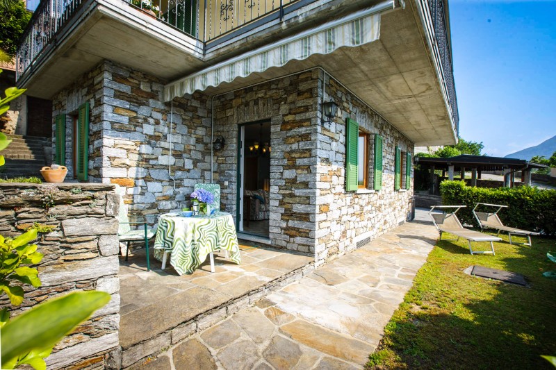 Ca. 4 m² große private Sonnenterrasse mit Markise und wunderschöner Seesicht