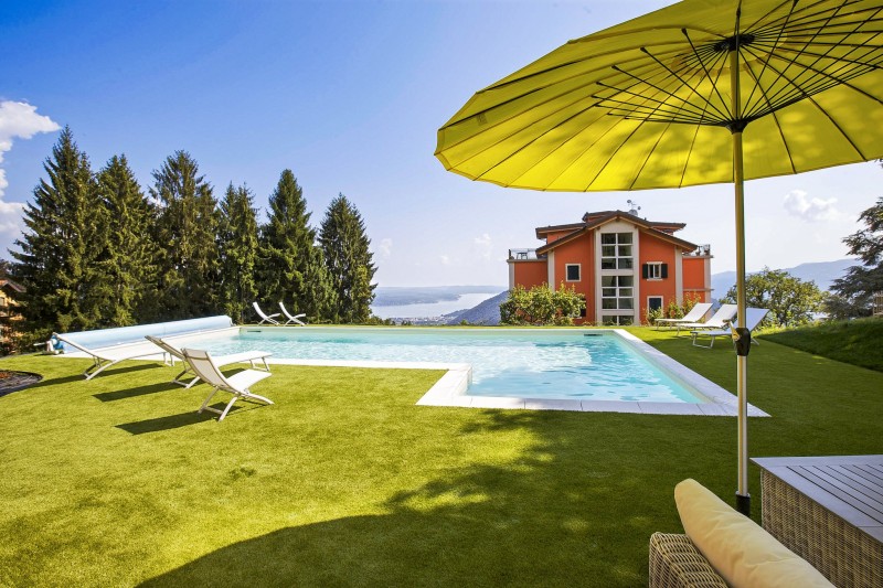 Ca. 11 m x  6 m großer solarbeheizter Pool mit Liegewiese und Panoramasicht auf den See