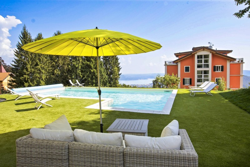 Ca. 11 m x  6 m großer solarbeheizter Pool mit Liegewiese und Panoramasicht auf den See