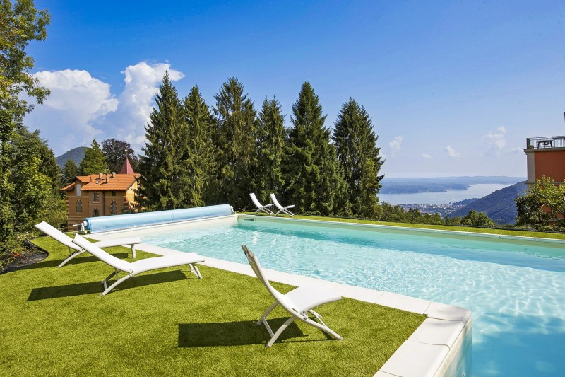 Ca. 11 m x  6 m großer solarbeheizter Pool mit Liegewiese und Panoramasicht auf den See