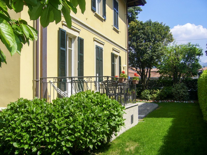 Ca. 8 m² große Terrasse mit einem großen Sonnenschirm