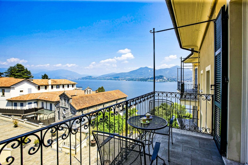 Kleiner Sonnenbalkon mit fantastischer Sicht auf den See und die gegenüberliegenden Berge