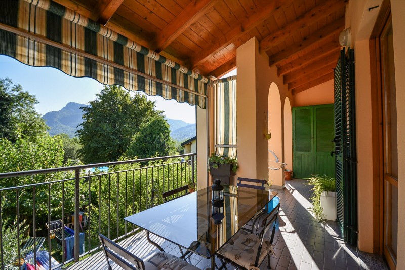 Ca. 12 m² großer überdachter Balkon mit Markise und Panoramasicht