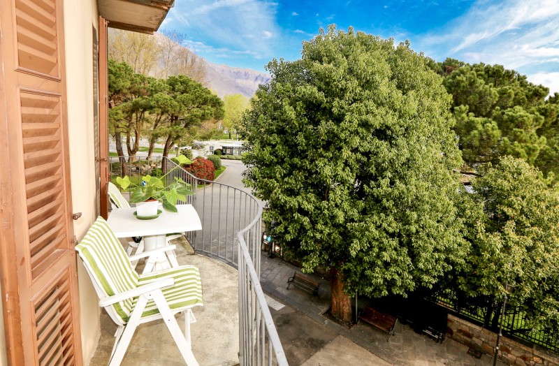 Ca. 8 m² großer Sonnenbalkon mit traumhafter See- und Bergsicht