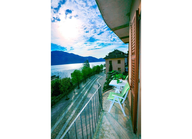 Ca. 8 m² großer Sonnenbalkon mit traumhafter See- und Bergsicht