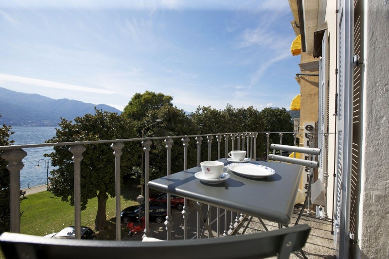 Kleiner Balkon mit traumhafter See-, Insel- und Alpensicht