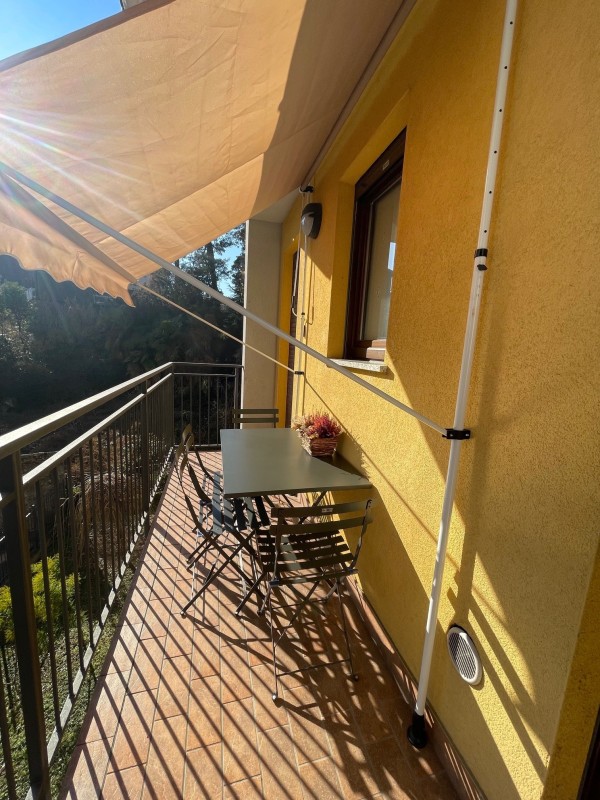 2. ca. 8 m² großer länglicher Balkon mit Markise