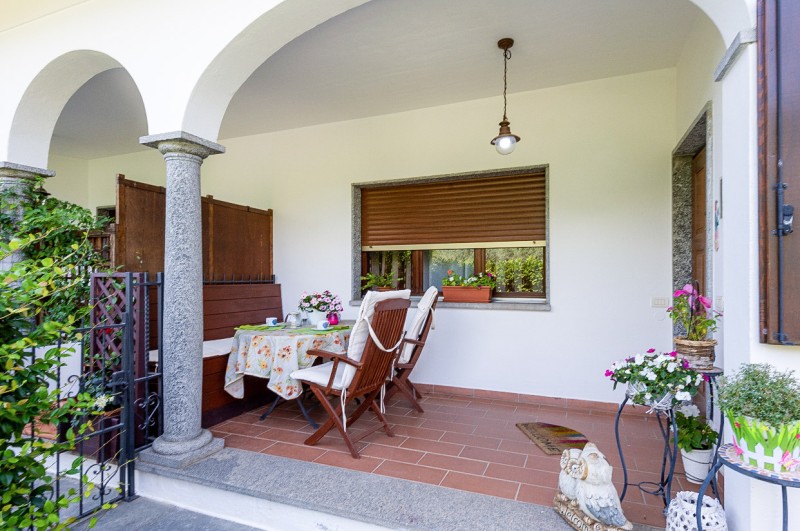 Ca. 10 m² große teilüberdachte Terrasse