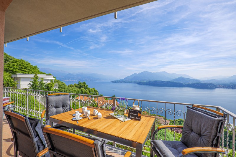 Ca. 12 m² großer, überdachter Balkon mit traumhafter Sicht auf den See und die umliegenden Berge